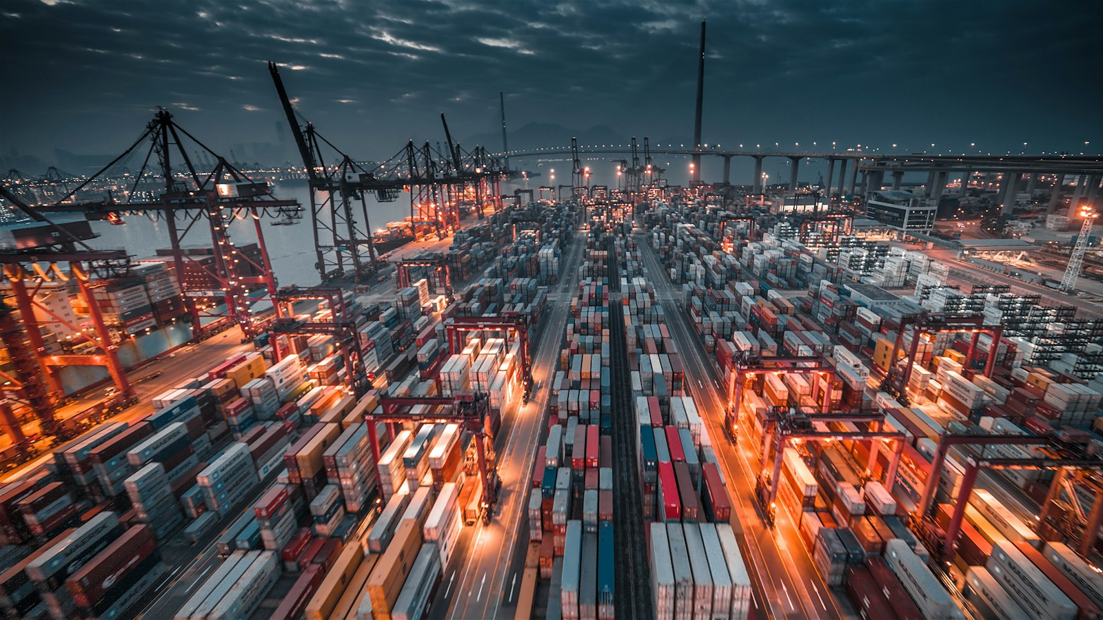 Puerto con contenedores y grúas de carga para comercio internacional