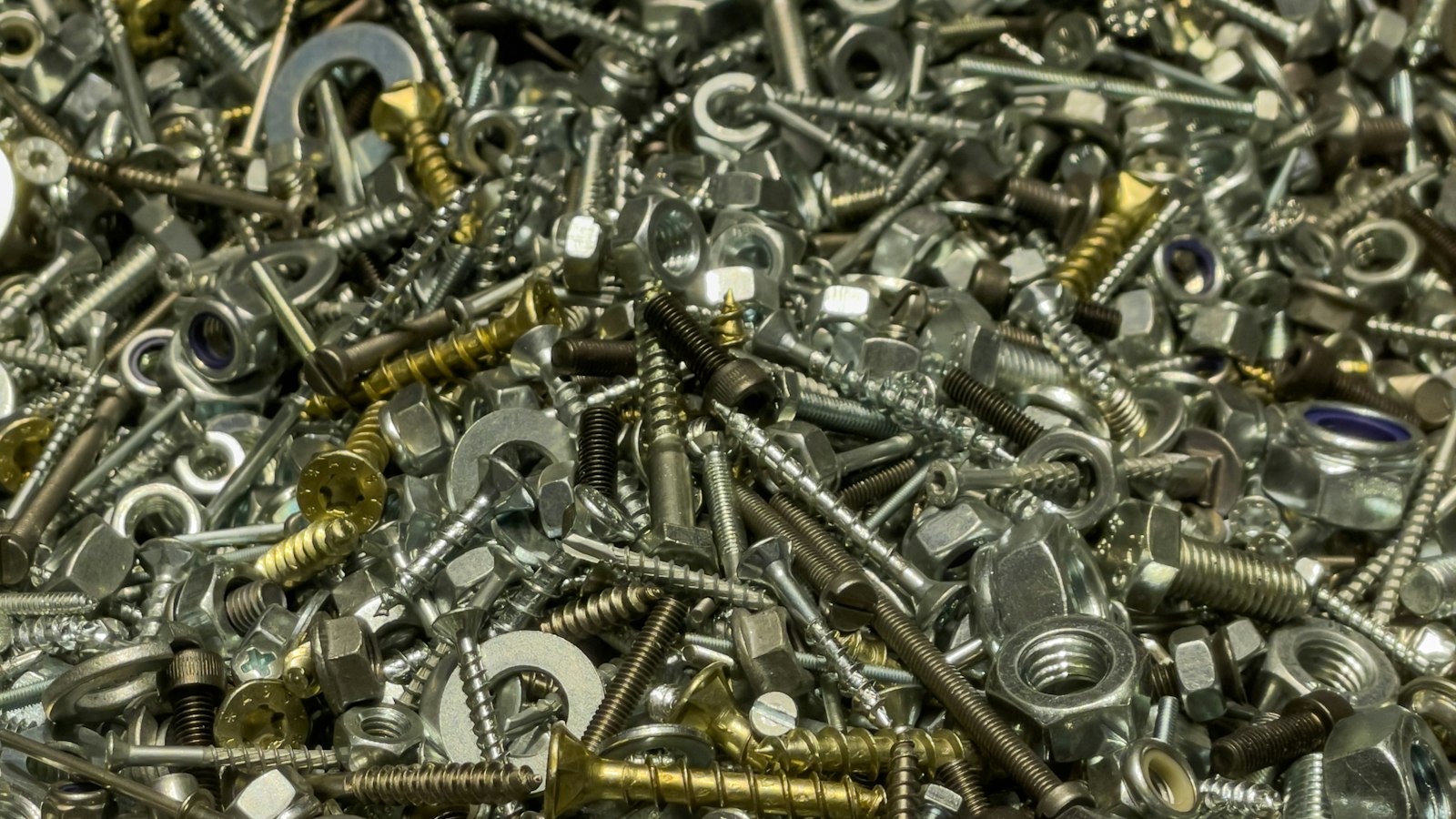 Tornillos, tuercas y rondanas de distintos grados y acabados